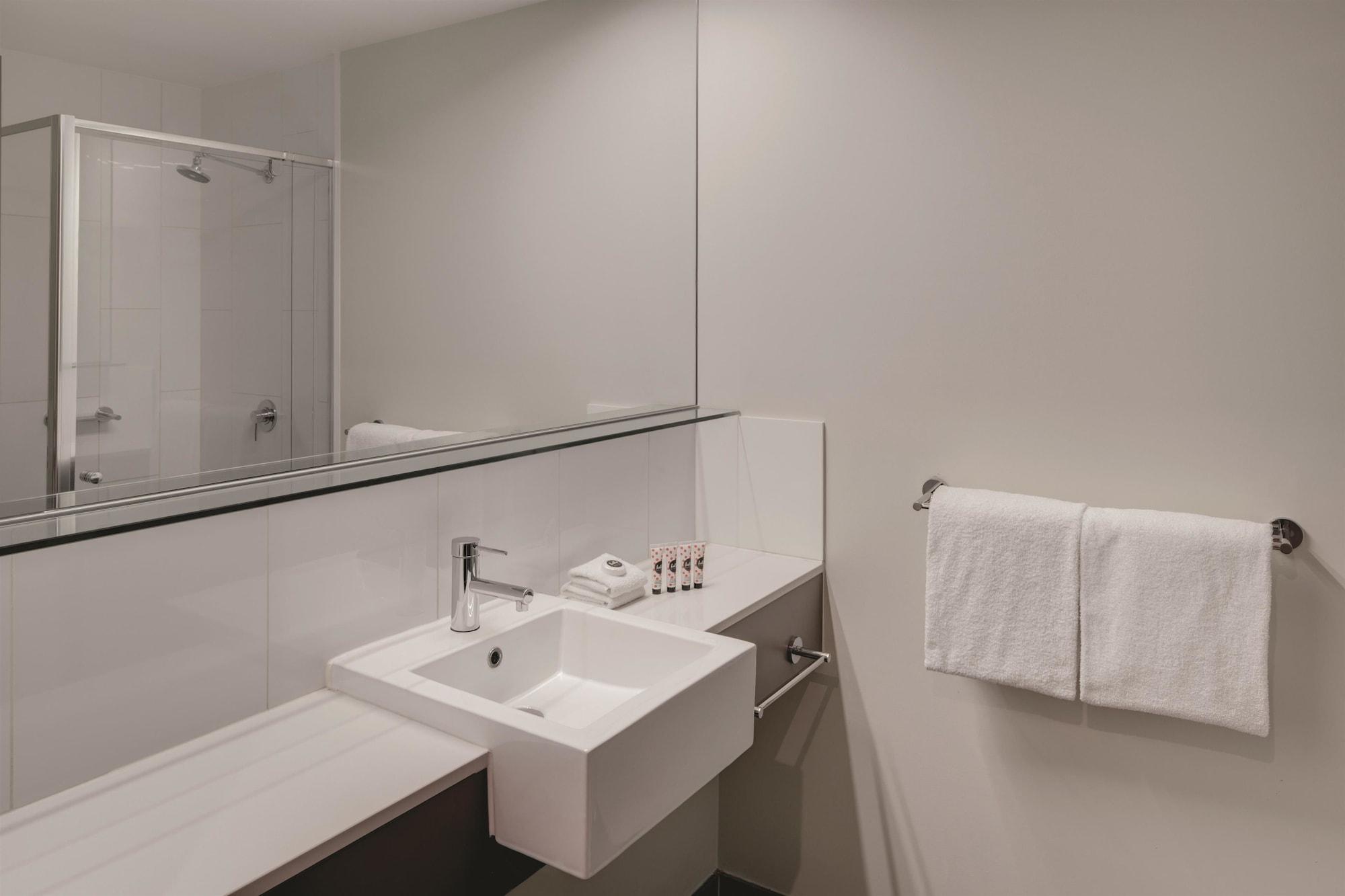 Travelodge Hotel Melbourne Docklands Экстерьер фото